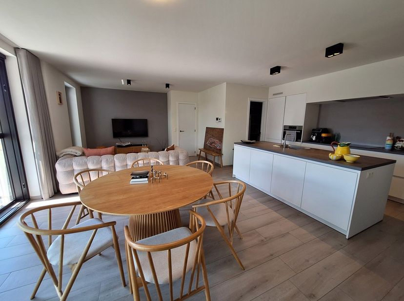 In het centrum van Zonhoven staat dit prachtig appartement te huur met een luxe afwerking. Dit modern appartement heeft een EPC-waarde van 57 kWh/m² w