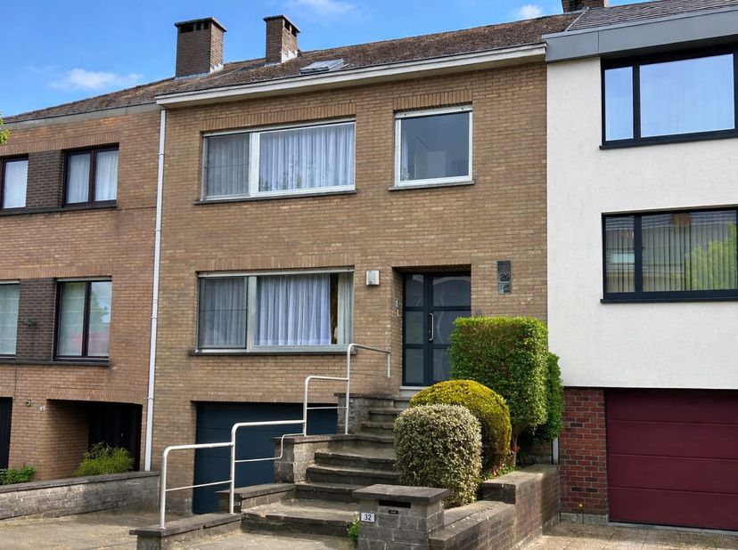 Bel-etage woning gelegen in een rustige straat, op 15 minuten wandelen van het centrum van Meise waar zich winkels, restaurants, scholen, zwembad e.d.