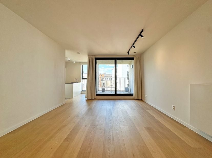 Dit hoogwaardig afgewerkte 2-slaapkamerappartement met 2 terrassen en een staanplaats is gelegen op de derde verdieping van Residentie Lewis, in de Bo
