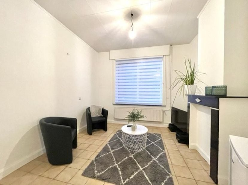 Instapklare woning op centrale locatie met goede verbindingen naar openbaar vervoer, station, autostrades en winkels; Indeling: ruime inkom met trapha