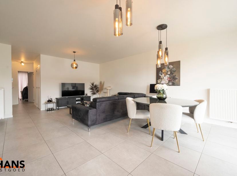 Dit gunstig gelegen en modern appartement is gelegen op de eerste verdieping met lift. <br />
Het omvat een inkomhal, 2 slaapkamers, berging, een inge