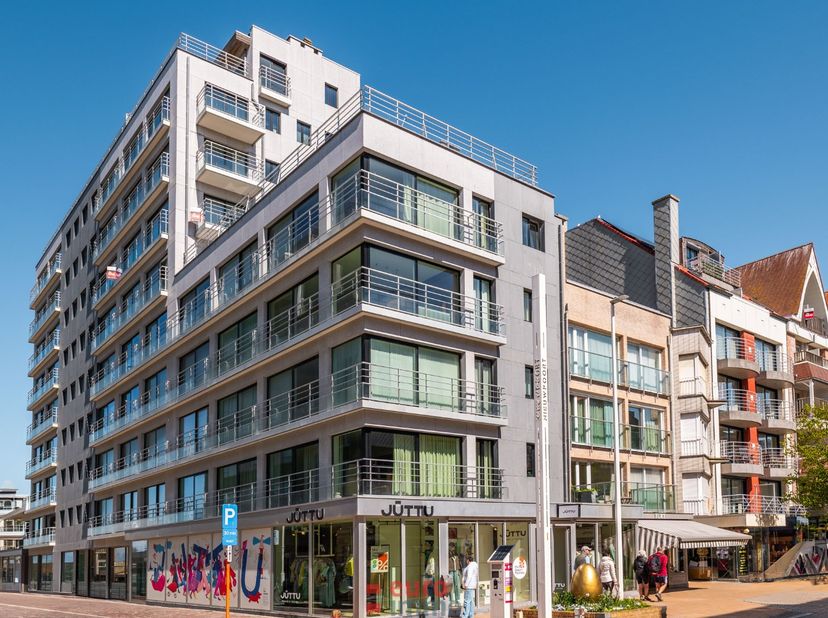 Ce logement exceptionnel se trouve véritablement à 20 m de la digue et de la plage de sable de notre station balnéaire. Depuis la terrasse, vous bénéf