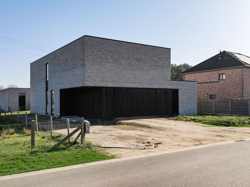 Recente energiezuinige woning (2021) met zwembad, bijgebouw en praktijkmogelijkheden op perceel van 18 are. <br />
In een rustige straat, op een boog