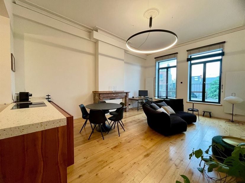 Situation : L'appartement est situé dans la Justitiestraat, à deux pas de la Leien, de la Mechelsesteenweg et de diverses voies d'accès importantes. G