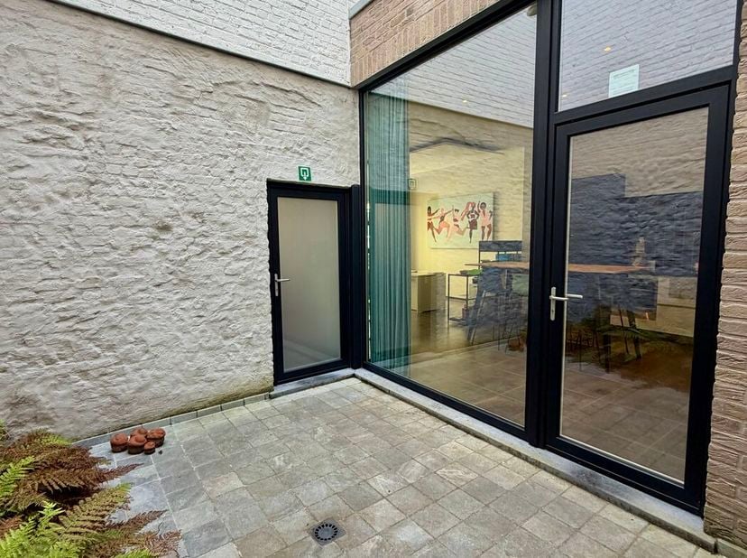 Deze prachtige woonst doet op dit moment dienst als handelsruimte maar kan perfect door middel van een functiewijziging naar woonst gebracht worden. D
