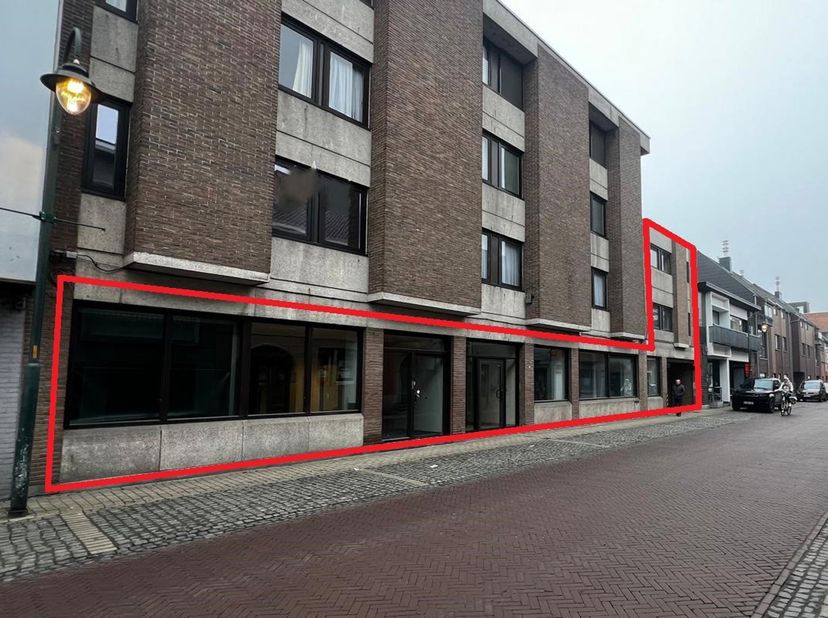In het centrum van Lebbeke huisvest dit op te frissen handelspand met tal van mogelijkheden.<br />
- Bruikbare oppervlakte van 434m²;<br />
- AAA comm
