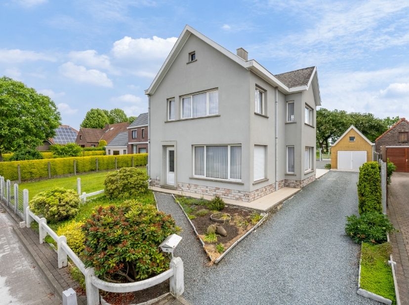 Aan de poort van de Vlaamse Ardennen bevindt zich deze karaktervolle landelijke woning met tal van mogelijkheden. Hier geniet u dagelijks van het gloo
