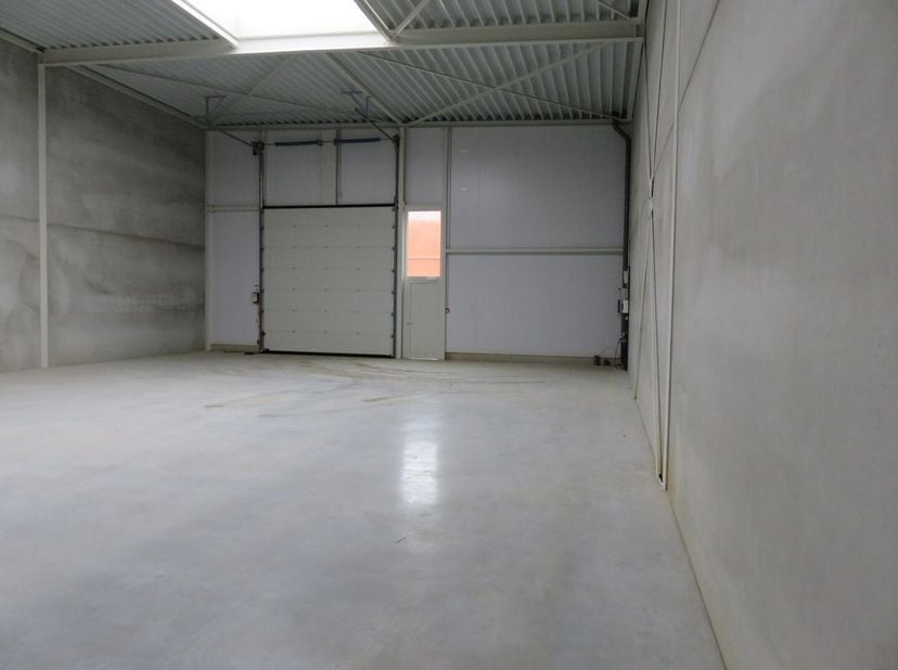 Moderne KMO-unit met bruikbare bruto vloeroppervlakte van 234m² in duurzaam bedrijvenpark Laar26  Lummen<br />
Deze hoogwaardige KMO-unit met goede vi