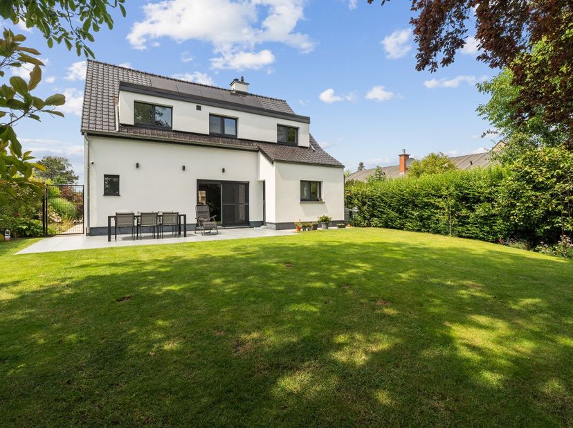 Stijlvolle, instapklare open bebouwing in een residentiële en kindvriendelijke wijk te Lovendegem Ontdek deze prachtige, statige energiezuinige open b