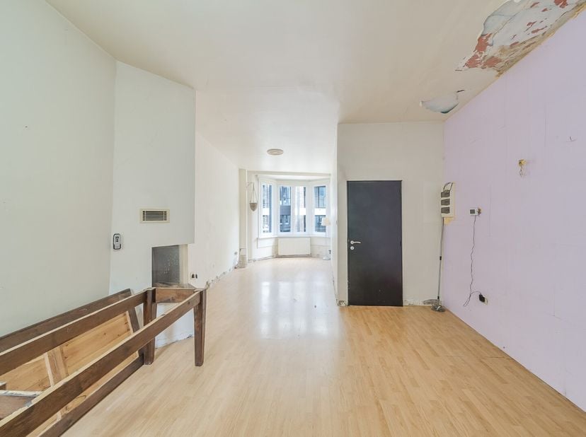 Op zoek naar een woning met veel ruimte én mogelijkheden? Dan is deze karaktervolle stadswoning in de Kaaistraat 47 beslist iets voor jou. Gelegen op