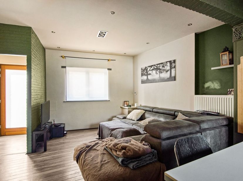 Gezellige gezinswoning met 2 slaapkamers, tuin in Niel<br />
<br />
Bij het betreden van de woning op straatniveau komt u binnen in de inkomhal, die