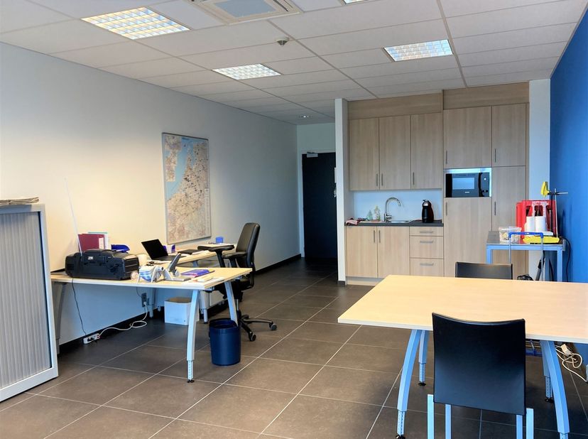 Kantoorruimte gelegen te Massenhoven, kortbij de op- en afrit massenhoven E343.<br />
<br />
Deze kantoorruimte (48m²) wordt gemeubeld aangeboden en