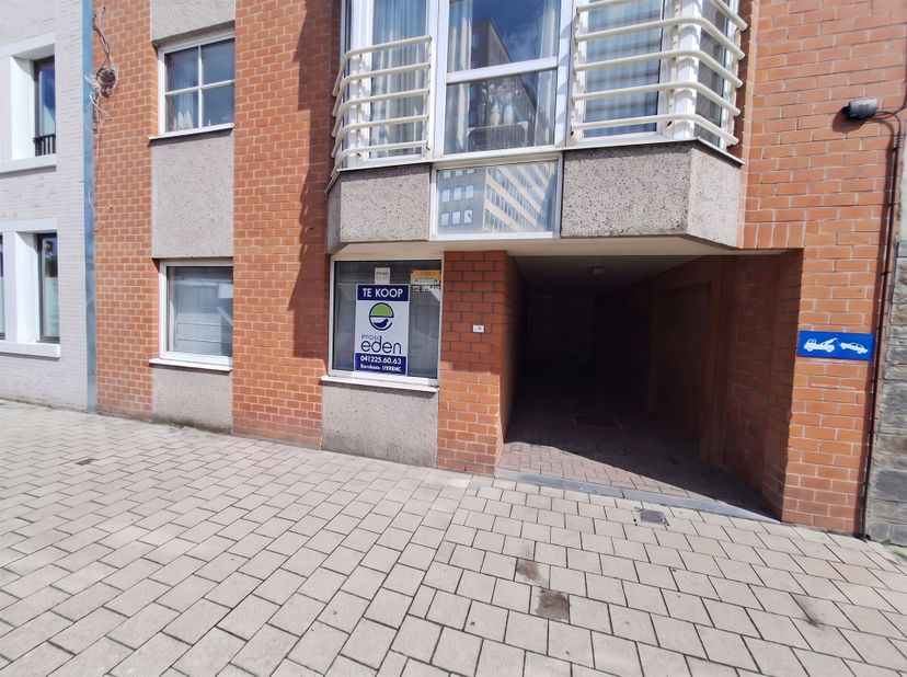 Ideaal appartement voor kantoor of praktijkruimte met 4 staanplaatsen.  Het appartement is gelegen op de gelijkvloerse verdieping in  een gebouw met 5
