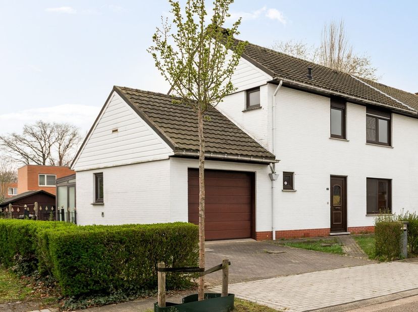 Te renoveren halfopen bebouwing (houtskeletbouw) op rustige ligging te Brecht, Gabrielle Petitlaan 21. <br />
<br />
Op zoek naar een woning die u v
