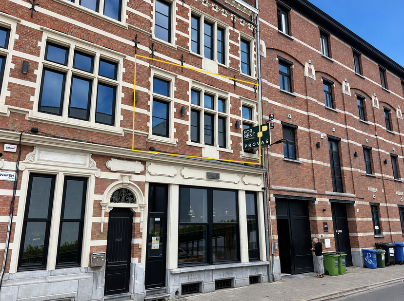 Bureau moderne d’environ 49 m² (selon le certificat PEB), situé au premier étage d’un immeuble soigné avec ascenseur, bénéficiant d’un excellent empla