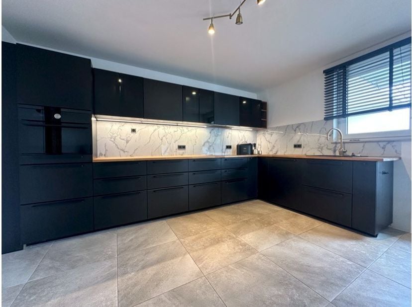 Dit ruime duplex-appartement is gelegen te Maasmechelen vlakbij de autosnelweg en verbinding met Nederland.<br />
<br />
Het appartement is als volgt