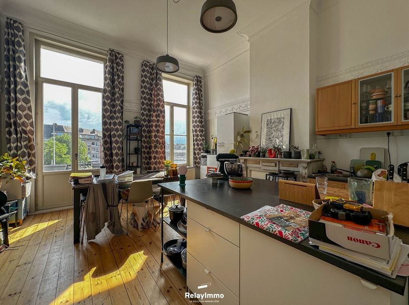 Superbe appartement avec une chambre de 85 m2. Situé dans un immeuble de caractère et idéalement situé au Centre Ville ! A 5 minutes de la gare et de