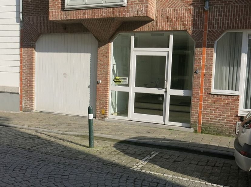 Ondergrondse AUTOSTANDPLAATS te huur in het centrum van Brugge. &amp;nbsp;Goed gelegen tussen het Jan van Eyckplein en het Sint-Jansplein.<br />
<br />
Au