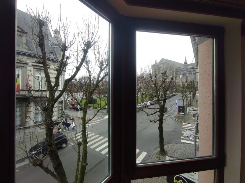 Très bel appartement PEB cl B avec grande terrasse sur jardin intérieur proche centre ville et gare - Vaste séjour avec terrasse sur cour intérieure ,