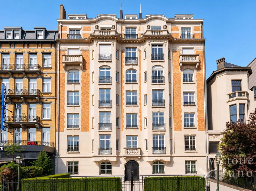 Bien présenté par Carla Rodriguez : 0494 07 97 54 / carla.rodriguez@victoire.be<br />
Victoire Junot vous propose ce bel appartement de 4 chambres ave