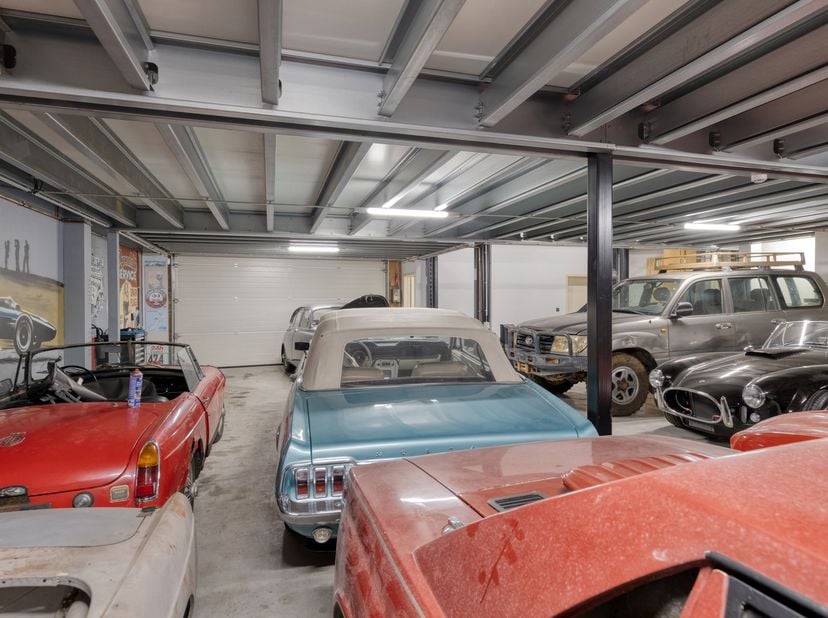 Bent u al lang op zoek naar een moderne loods van +/- 200m² met de mogelijkheid om er zelf ook bij te wonen??? Dan hebben wij meer dan het geschikte p