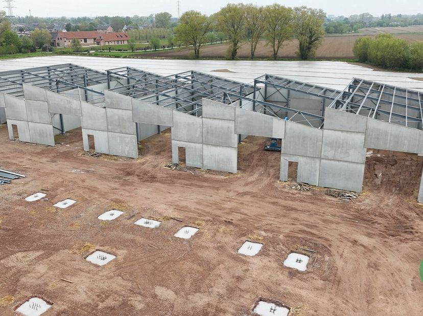 Nieuwe KMO-units te Roeselare, een modern en duurzaam bedrijventerrein bestaande uit 10 loodsen.<br />
In dit nieuwe KMO-park, *ARDOPOORT*, bieden wij