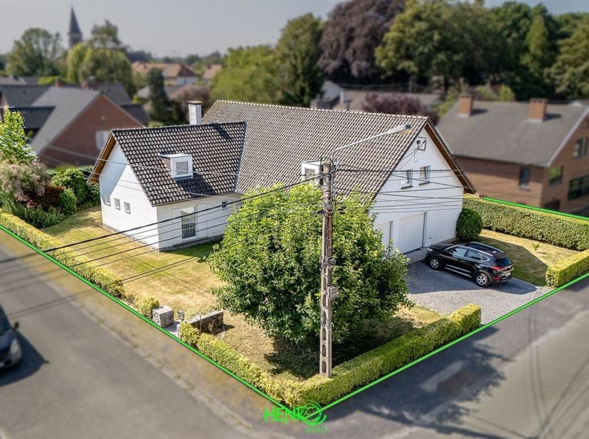 Nichée dans l'un des quartiers les plus recherchés du village, cette solide maison 4 façades offre de beaux volumes, une excellente fonctionnalité et