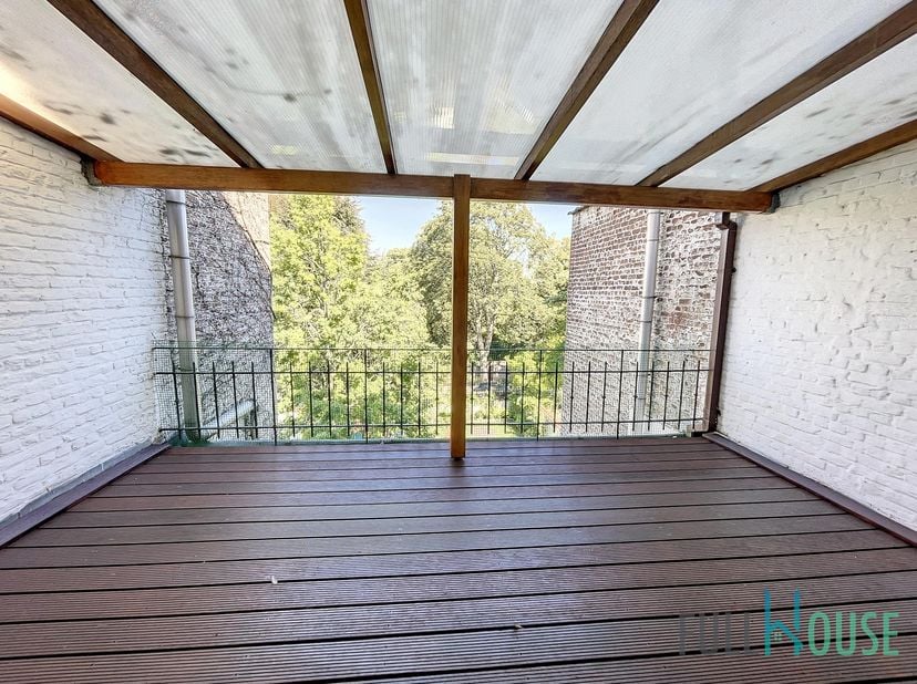 In de prachtige omgeving van het Brugmannplein, Duplex Penthouse (2e verdieping), oppervlakte van 83 m2, ruime receptie, aparte ingerichte keuken, sla
