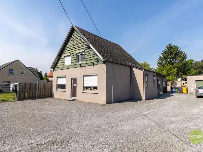 Bienvenue dans cette spacieuse maison familiale située à Meerhout. Cette propriété offre une combinaison parfaite d'espace et de possibilités pour la