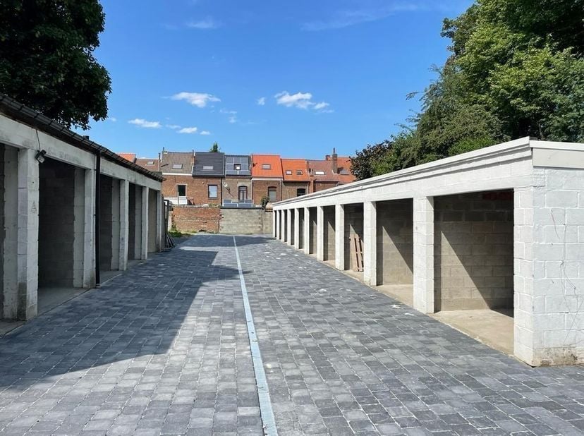 In het bruisende Leuven, een stad die bekend staat om zijn historische charme en levendige sfeer, is het handig om uw wagen te kunnen parkeren op een
