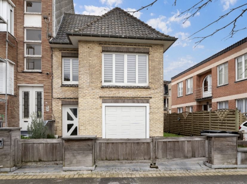 Af te werken&amp;nbsp; woning met Iinkom met traphall, garage,&amp;nbsp; lichtrijke living,&amp;nbsp; keuken, drie slaapkamers en tuin rondom.<br />
Het zolderver