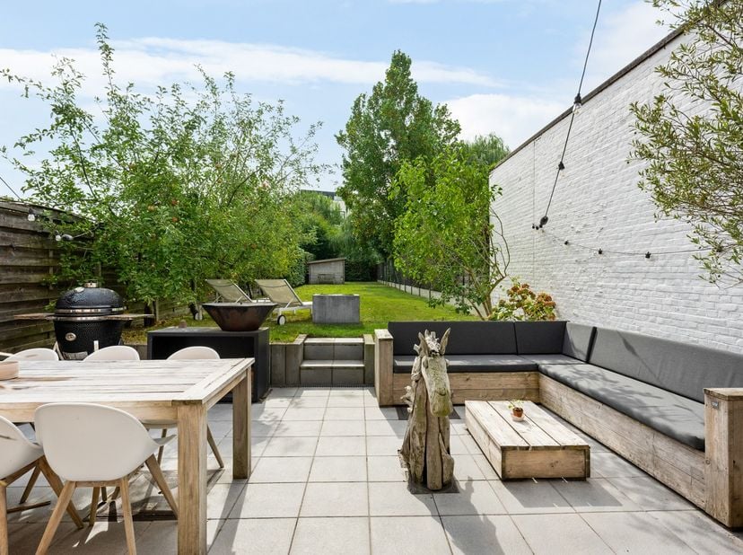 Op een absolute toplocatie in Putte vindt u dit instapklare en lichtrijke gelijkvloerse appartement met twee slaapkamers, een ruim terras en een prach