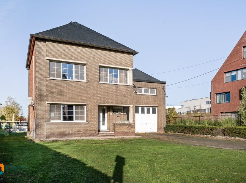 Op een uitstekende locatie nabij het centrum van Onze-Lieve-Vrouwe-Waver bevindt zich deze authentieke gezinswoning met 4 slaapkamers, een magazijn va