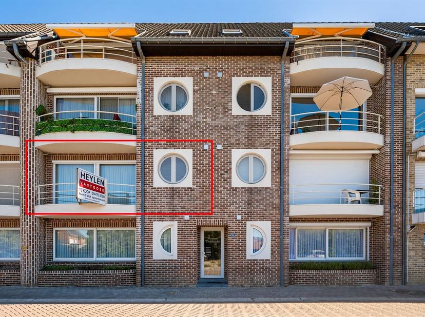 Ruim en energiezuinig appartement met 2 slpk en garage in het centrum van Herentals!<br />
Het appartement dateert uit 1998 en werd steeds uitstekend