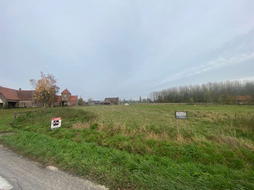 Zeer mooi perceel van +/- 12 are 30 centiares met uitzicht op 2 straten gelegen aan de ingang van het dorp Escanaffles.<br />
Voorgevel: +/- 27 m (lan
