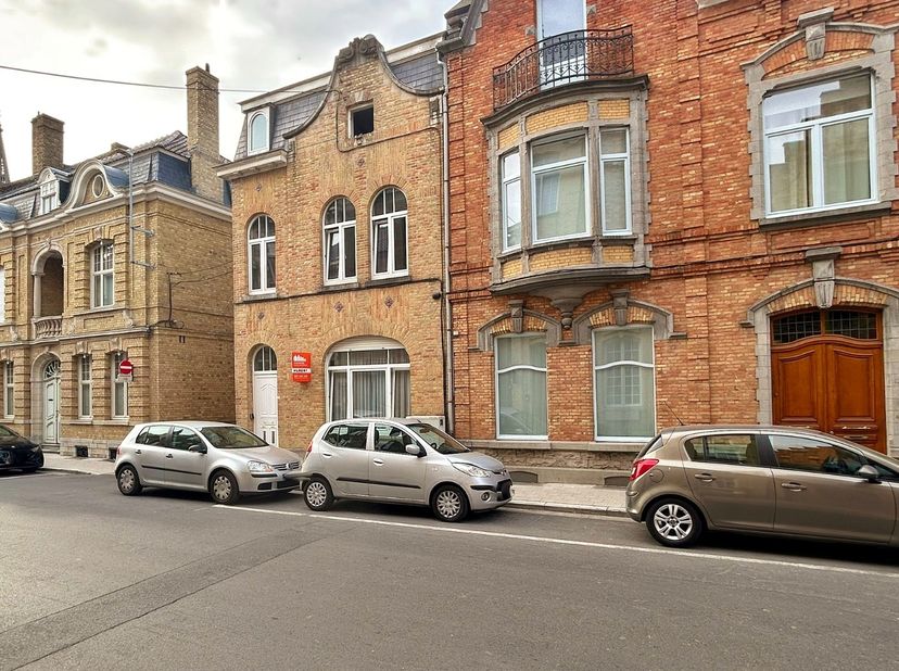 Dit appartement is als volgt ingedeeld: op het gelijkvloers is een ruime lichtrijke leefruimte met open geïnstalleerde keuken, badkamer met lavabomeub