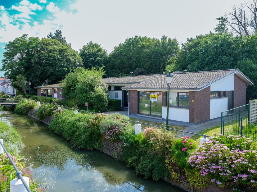 Dit voormalig dienstencentrum is gelegen in het charmante en landelijke Lissewege, gekend om zijn authentieke dorpskarakter, rustige omgeving en uitst