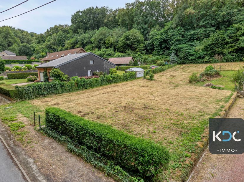 Zuidwestgerichte bouwgrond van 13a 21ca voor open bebouwing in een rustige en groene omgeving te Loonbeek (Huldenberg).<br />
Deze ruime bouwgrond van