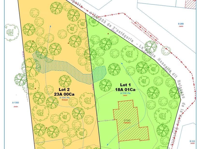 Terrain à bâtir de +/- 23 ares. Lot 2 sur plan. <br />
<br />
Façade de 29 mètres. Situé en zone à bâtir à caractère rural et en partie en zone vert