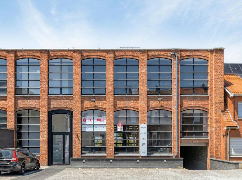 Bureau lumineux à louer situé dans la Nijverheidsstraat 7, près de la R30, du périphérique de Bruges et à distance de marche du centre-ville de Bruges