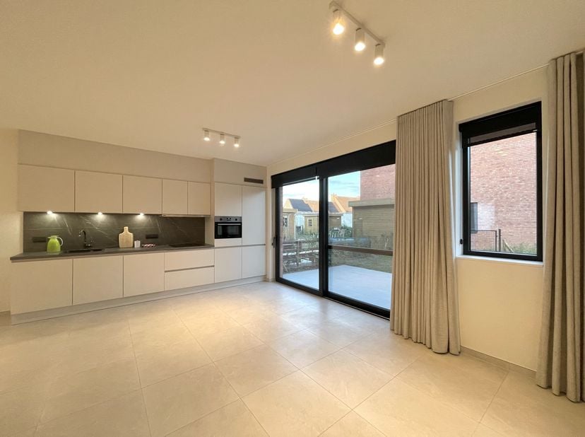 In woonproject 'Francar' staat deze energiezuinige en top afgewerkte woning te huur; Er is een ingang via de parking naar de achtertuin alsook aan de