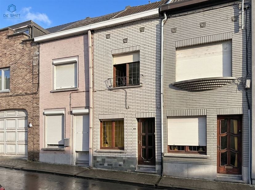 Charmante maison mitoyenne avec la possibilité de 4 chambres, terrasse et jardin. La maison est agencée comme suit : hall d'entrée, salle à manger et