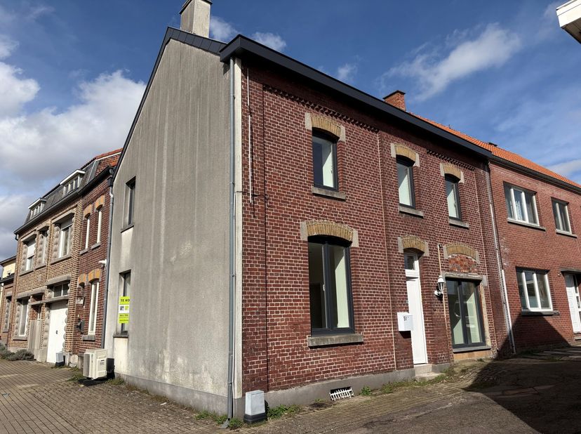 VOLLEDIG GERENOVEERDE EN ENERGIEZUINIGE WONING MET 3/4 SLAAPKAMERS EN VERWARMING VIA EEN WARMTEPOMP GELEGEN TE VAL-MEER OP 1A 45CA<br />
TROEVEN:<br /