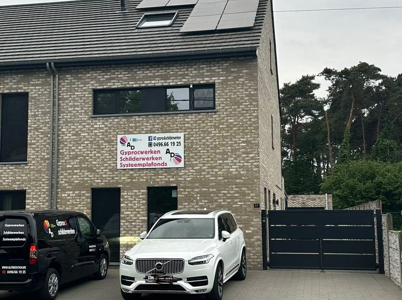 Hospitaalstraat 57- 3582 Beringen- Te koop Half open bebouwing met 4 slaapkamers en een logeerkamer of bureau.<br />
Deze woning bevind zich in de Hos