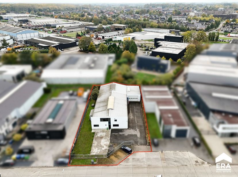 Deze loods met een oppervlakte van 1300m² is gelegen in Herk-de-Stad langs de N2 Hasselt-Diest met de op- en afritten van de E313 en E314 in de nabije