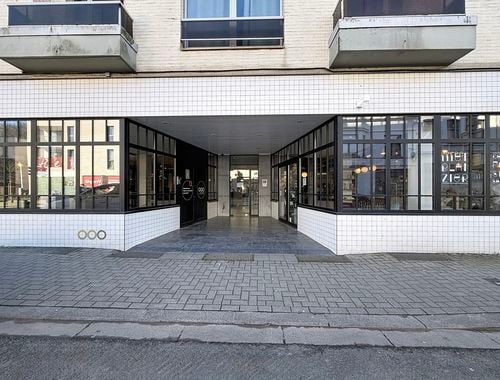                                         Rez-de-chaussée commercial à vendre à Uccle, € 995.000
