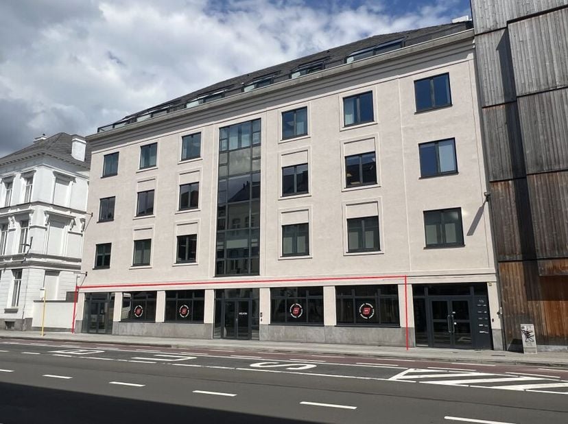 Deze representatieve kantoorruimte in de Hendrik Consciencestraat biedt je een professionele uitvalsbasis op een van de meest toegankelijke locaties i