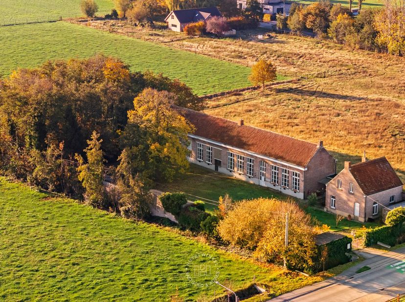 In het landelijke Nazareth, ligt een stukje lokale geschiedenis dat wacht op een nieuw hoofdstuk. De voormalige kleuterschool "Wijkschool Kloosterbos"
