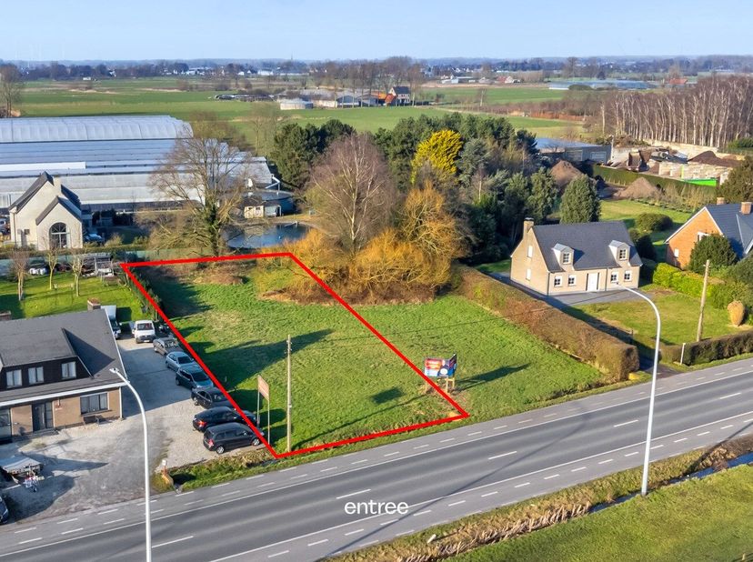 Deze grond bestaat uit 2 gronden, nl. 1 bouwgrond van 911,71 m² (lot 1) en een achterliggende agrarische grond van 237,03 m² (lot 1a).<br />
<br />
De
