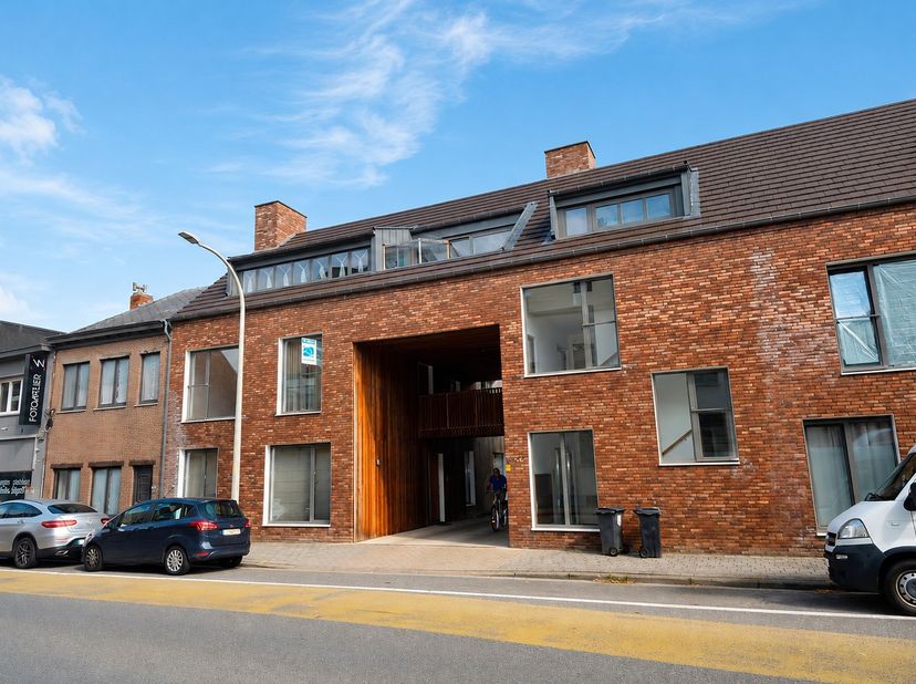 Ruim en energiezuinig appartement op de eerste verdieping (met lift) met 2 slaapkamers, riant terras, ondergrondse autostaanplaats en kelderberging in